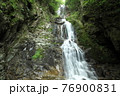 滝の風景 76900831