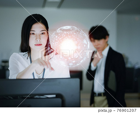 会社で働くビジネスパーソン 76901207
