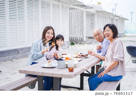 家族でバーベキューをする幸せな家庭の写真素材