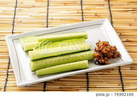 もろきゅう。もろみ味噌をきゅうりにつけて食べるおつまみ。 76902160