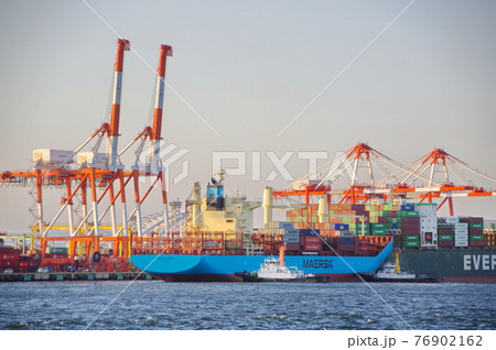 初航海から西日をあびて大阪港に入港する新造コンテナ船 初航海から西日をあびて大阪港に入港する新造コンテナ船 76902162