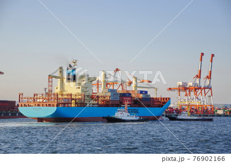 初航海から西日をあびて大阪港に入港する新造コンテナ船 76902166
