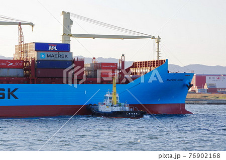 初航海から西日をあびて大阪港に入港する新造コンテナ船 初航海から西日をあびて大阪港に入港する新造コンテナ船 76902168