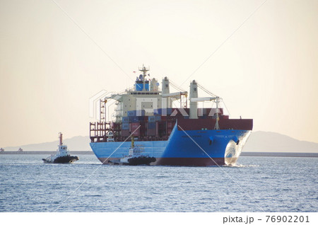 初航海から西日をあびて大阪港に入港する新造コンテナ船 76902201