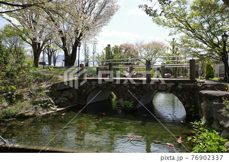 ハーブ庭園にある橋と鯉が泳ぐ池 76902337