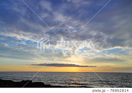 夕日 夕焼け 夕暮れ 76902814