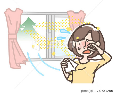 窓から花粉が入って来て困る女性 76903206