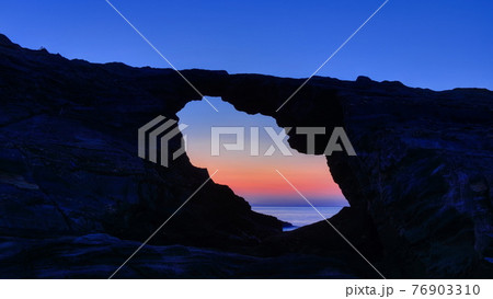 馬の背洞門の夜明け 馬の背洞門の夜明け 76903310