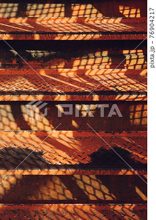 オレンジ色のインダストリアル な階段と影 オレンジ色のインダストリアル な階段と影 76904217