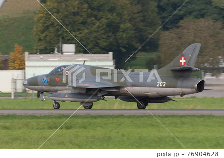 スイス空軍ハンターT68練習機離陸 76904628