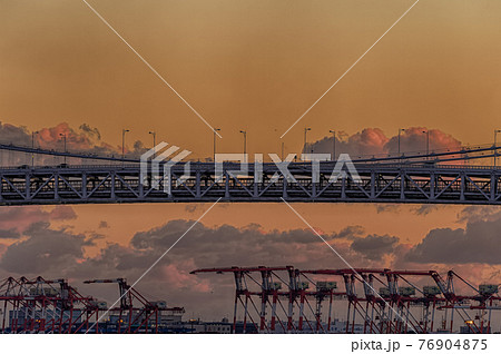 東京都港区竹芝から見た夕方の東京湾とレインボーブリッジ 76904875