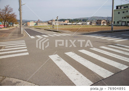 信号の無い交差点の風景 信号の無い交差点の風景 76904891