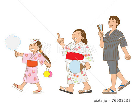 浴衣で夏祭りを楽しむ親子 76905232