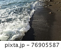 砂浜に打ち寄せる波 76905587
