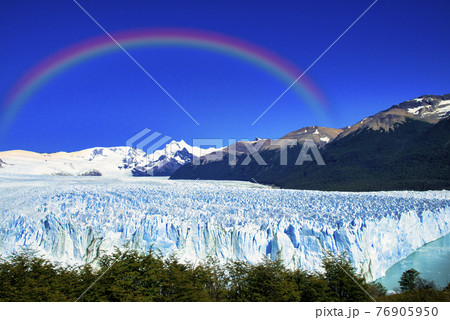 パタゴニア地方のペリト・モレノ氷河にかかる虹 76905950