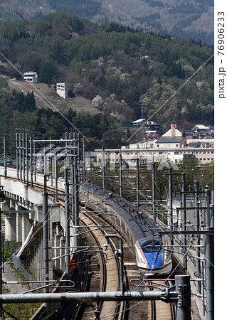 飯山から東京へ走行する北陸新幹線の写真素材