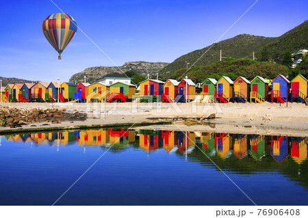 ケープ半島のカラフルなビーチハウス 76906408