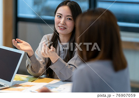ビジネス　女性　二人　オフィス　デスクワーク 76907059