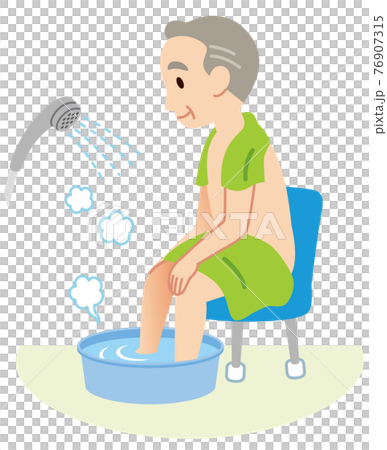足浴する高齢者　介護 76907315