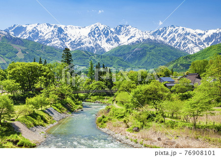 大出吊り橋と白馬三山　長野県北安曇郡白馬村大出公園にて 76908101