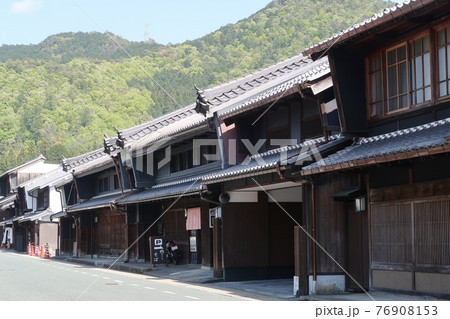 美濃市のうだつのある家並み 76908153
