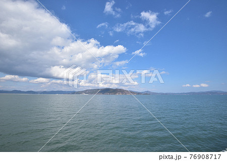 沖から見た宮城県牡鹿半島 76908717