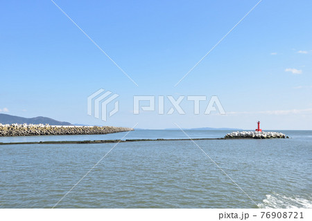 石巻市石巻湾の赤い灯標 76908721