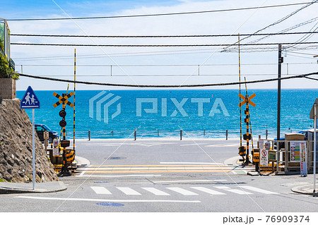 湘南海岸　七里ヶ浜と江ノ電踏切 76909374