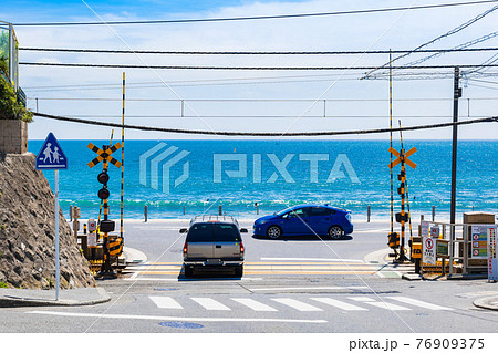 湘南海岸　七里ヶ浜と江ノ電踏切 76909375