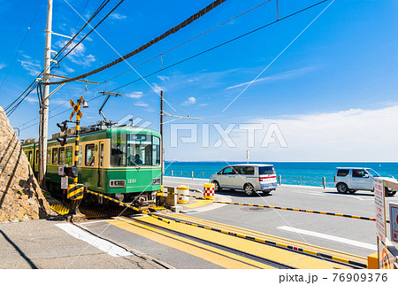 湘南海岸　江ノ電と七里ヶ浜 76909376