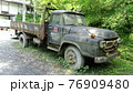 廃墟の車　トラック 76909480