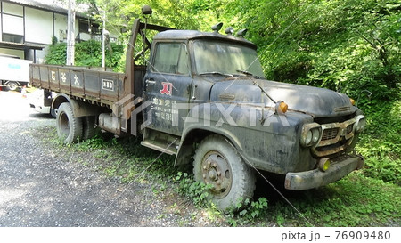 廃墟の車　トラック 76909480