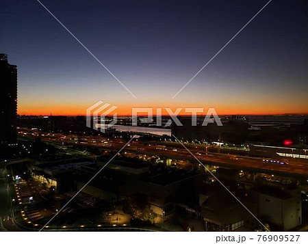 東京湾の夜景（日本・東雲タワーマンションからの景色②） 76909527