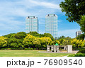 幕張海浜公園から望むワールドビジネスガーデンツインタワー 76909540