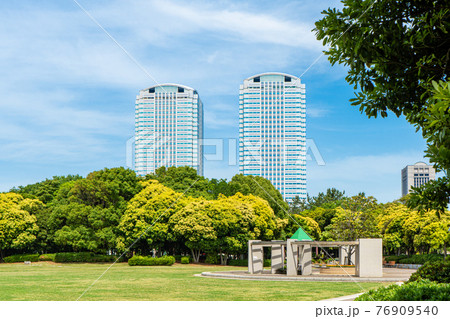 幕張海浜公園から望むワールドビジネスガーデンツインタワー 76909540