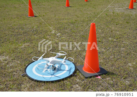 ドローンスクールでフライト訓練 76910951