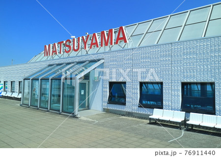 【愛媛県】晴天下の松山空港　展望デッキ 76911440