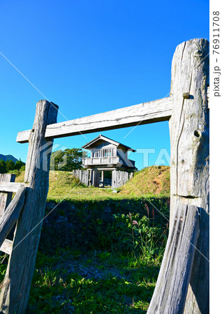 鳥越城中の丸柵列門と本丸門　白山市鳥越 76911708