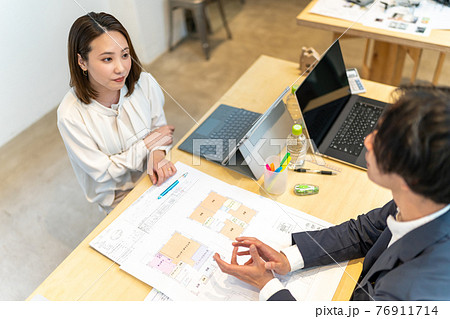設計図　打ち合わせ　ビジネスマン 76911714