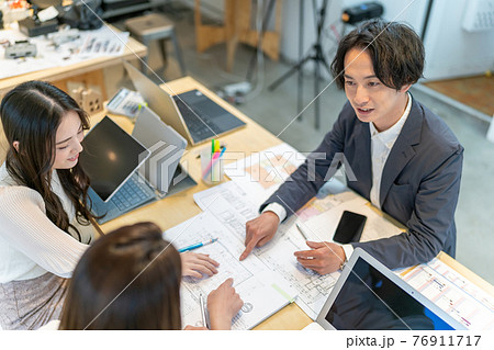 設計図 打ち合わせ ビジネスマン 設計図 打ち合わせ ビジネスマン 76911717