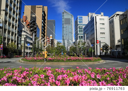 【東京都】晴天下のマッカーサー通り(新虎通り)と虎の門ヒルズ 【東京都】晴天下のマッカーサー通り(新虎通り)と虎の門ヒルズ 76911763