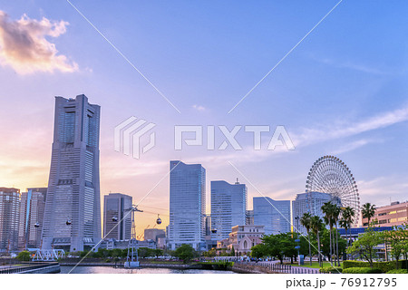 横浜桜木町の都市風景 夕焼けとランドマークタワーと観覧車 横浜桜木町の都市風景 夕焼けとランドマークタワーと観覧車 76912795