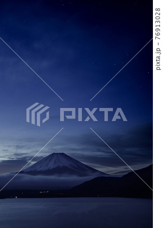 (山梨県)夜明け前の富士山のシルエット・本栖湖 (山梨県)夜明け前の富士山のシルエット・本栖湖 76913028