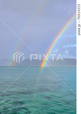 奄美大島　用安海岸にかかるダブルレインボー 76914355