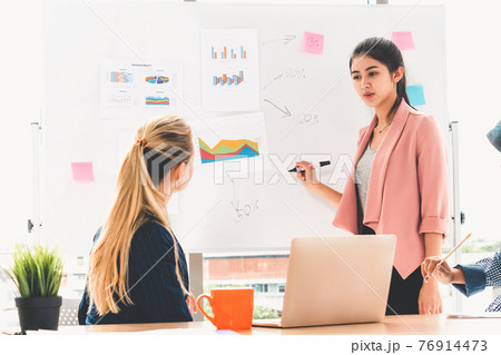 Multicultural working group in teamwork meeting. 76914473