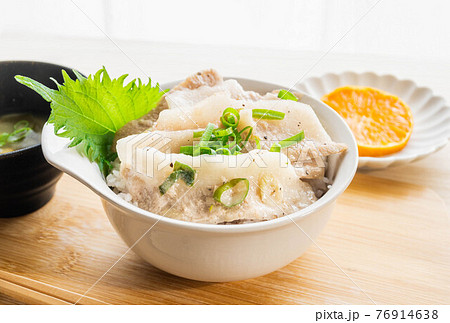 豚トロネギ塩だれ丼 76914638