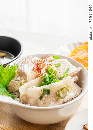 豚トロネギ塩だれ丼 76914640