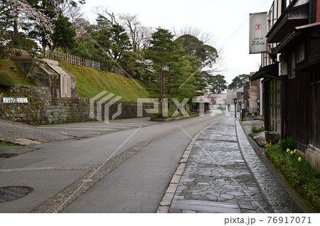 金沢市　兼六園から石川門に至る小路 76917071