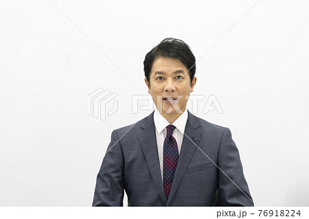 カメラ目線で笑顔のスーツ姿のミドル男性 カメラ目線で笑顔のスーツ姿のミドル男性 76918224