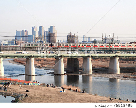 多摩川を渡る東急田園都市線 多摩川を渡る東急田園都市線 76918499